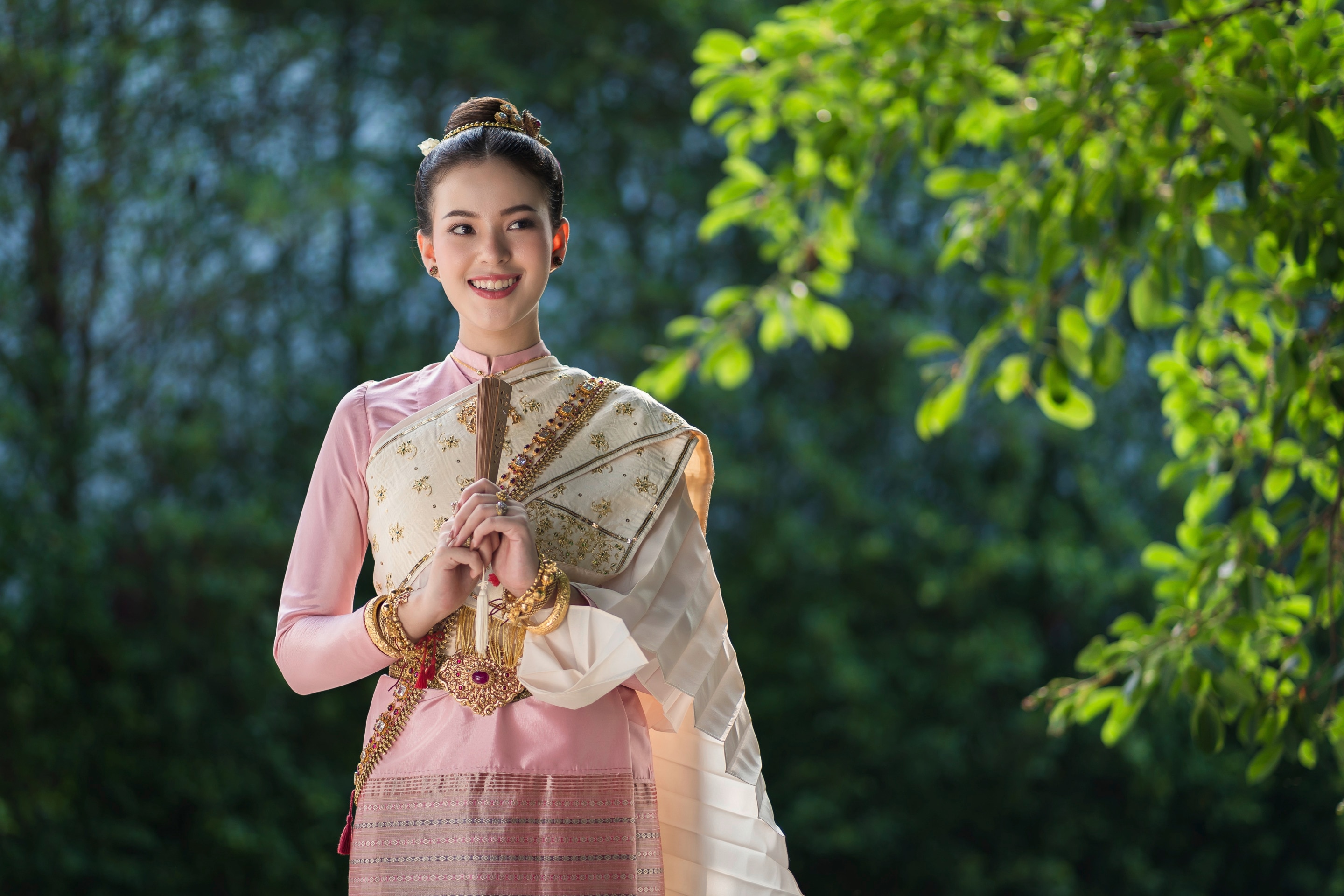 ไอเดียทรงผมเจ้าสาวหน้ากลม ชุดไทยประยุกต์ สไตล์ผมยาว