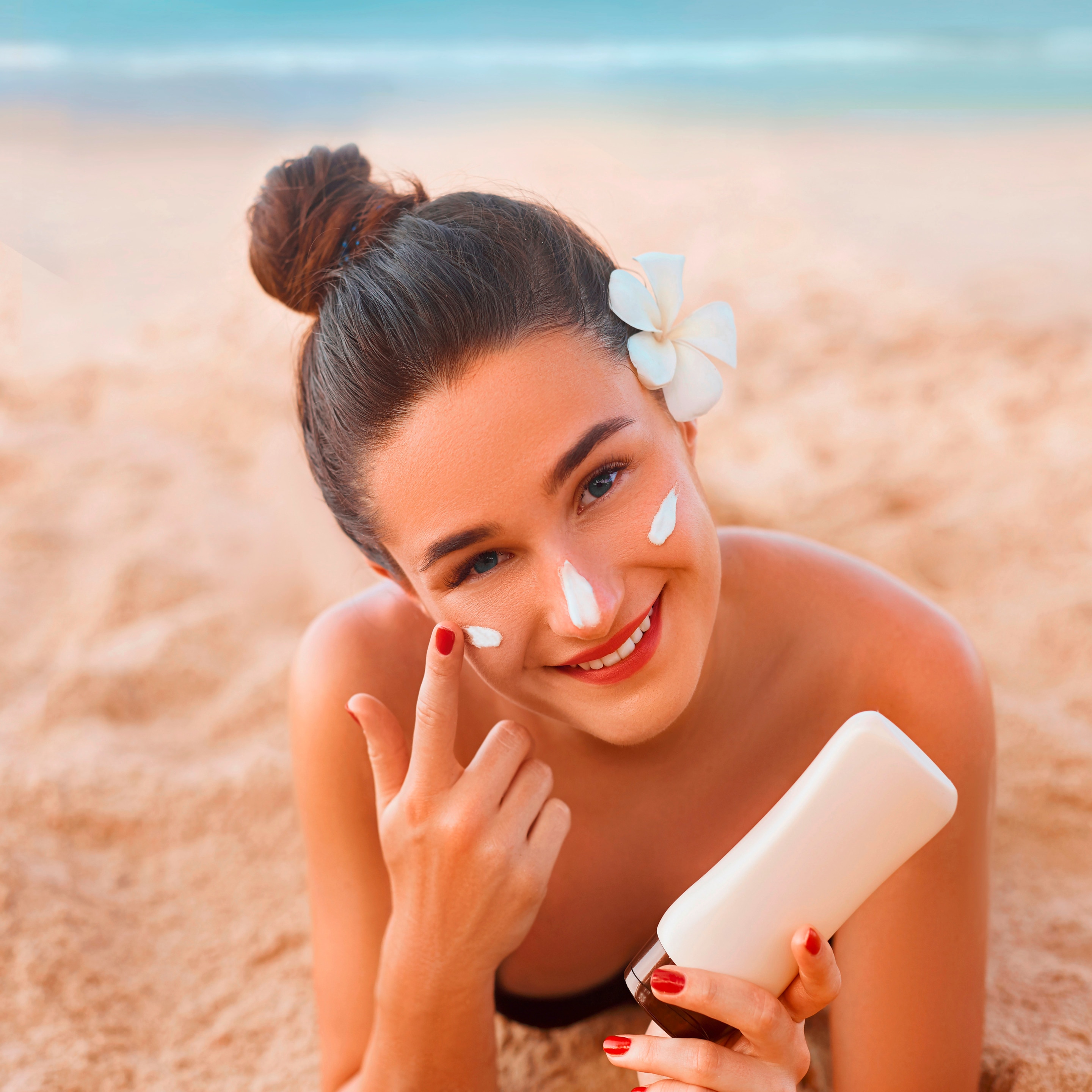 Bôi kem chống nắng đúng cách nên dặm lại kem chống nắng sau vài giờ 