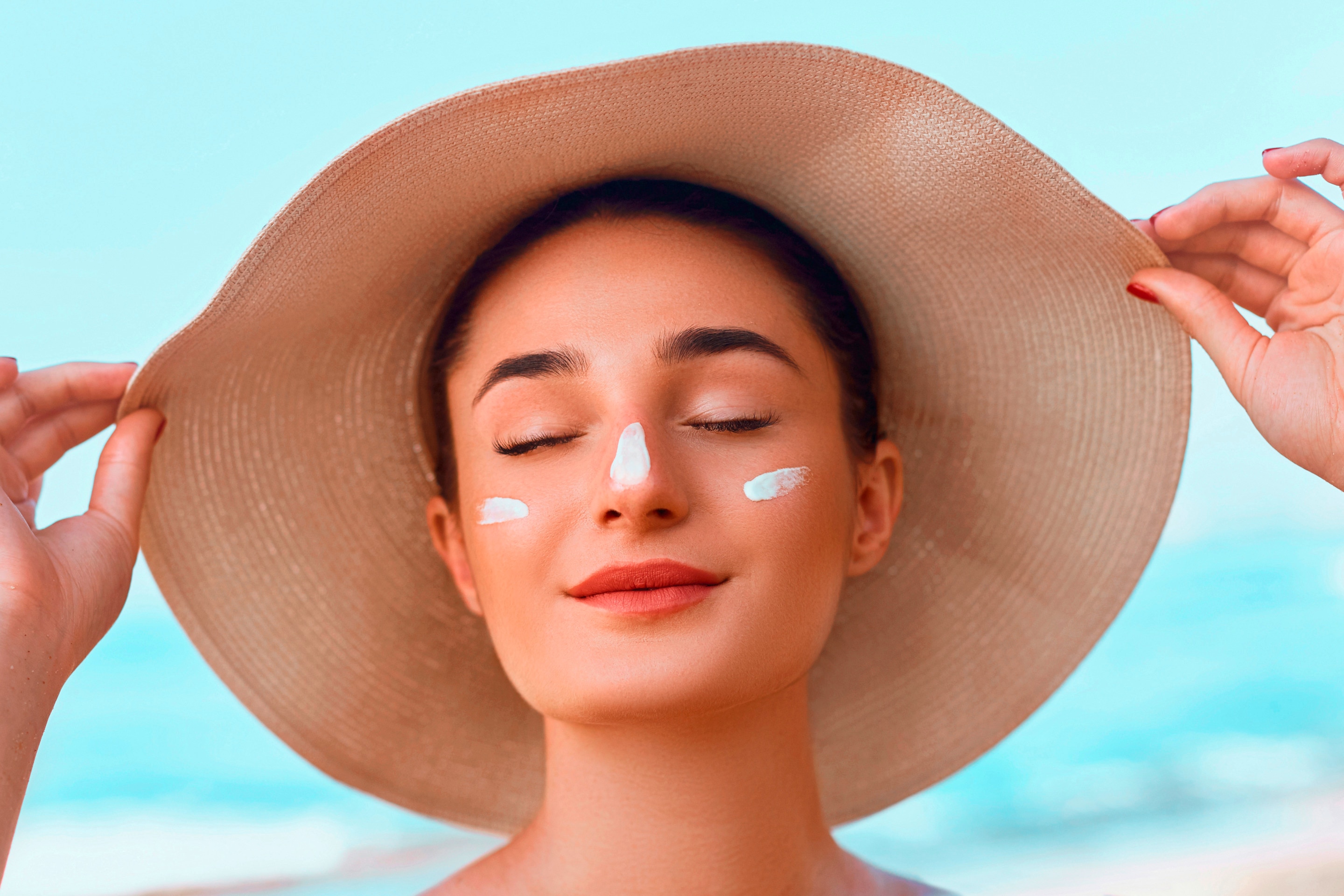 Bôi kem chống nắng đúng cách với đủ lượng kem cho các vùng da thiết yếu