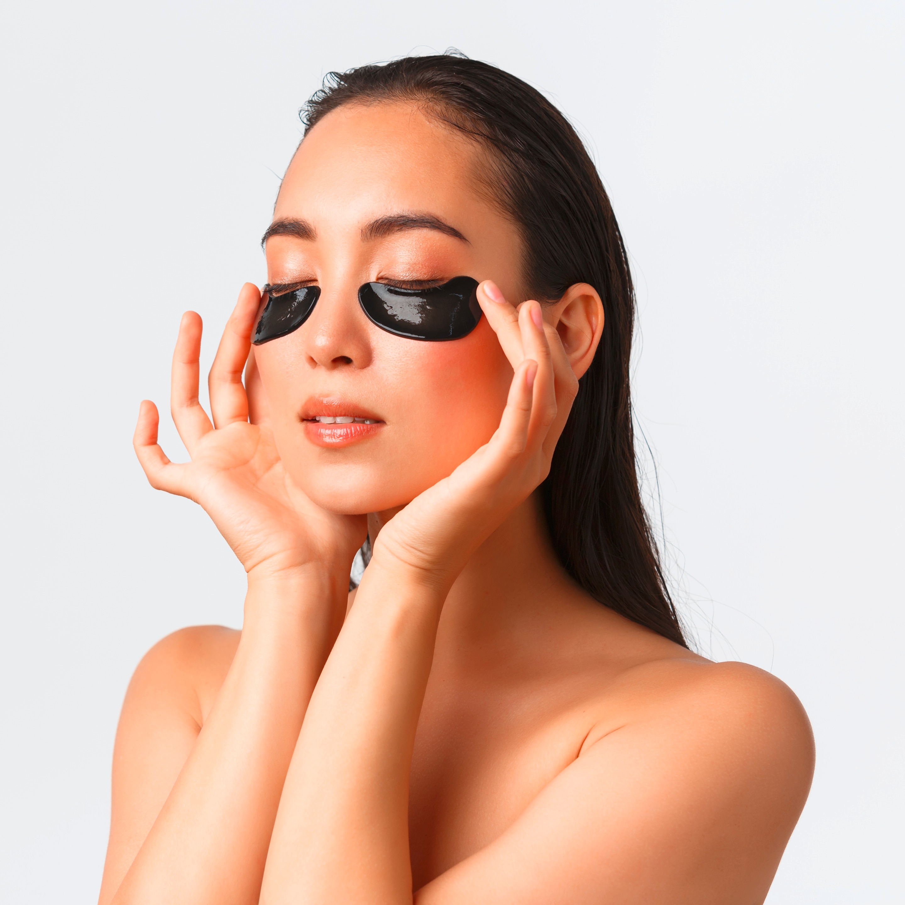 bã cà phê giảm quầng thâm và bọng mắt cô gái nhắm mắt đang đắp mặt nạ dưới bọng mắt