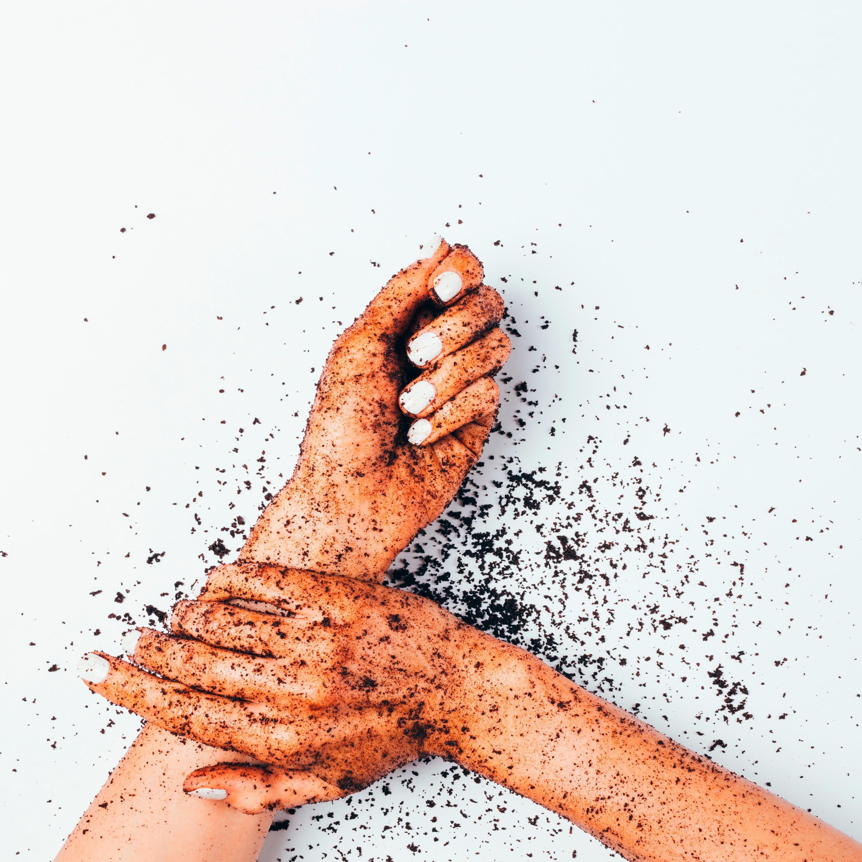 bã cà phê lưu ý khi dùng bã cà phê để chăm sóc sắc đẹp bàn tay của phụ nữ đang xoa bã cà phê lên da