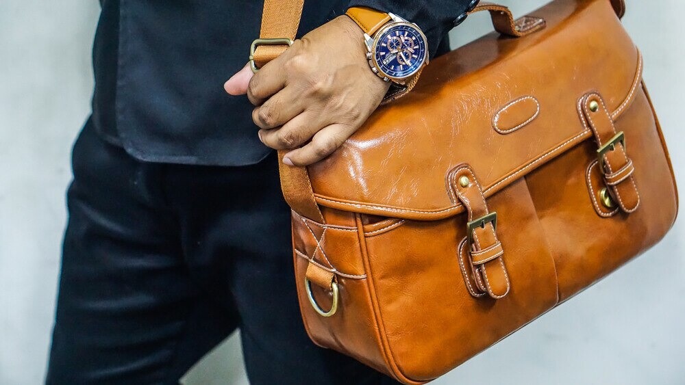 メンズショルダーバッグの選び方！おしゃれで快適なバッグとは