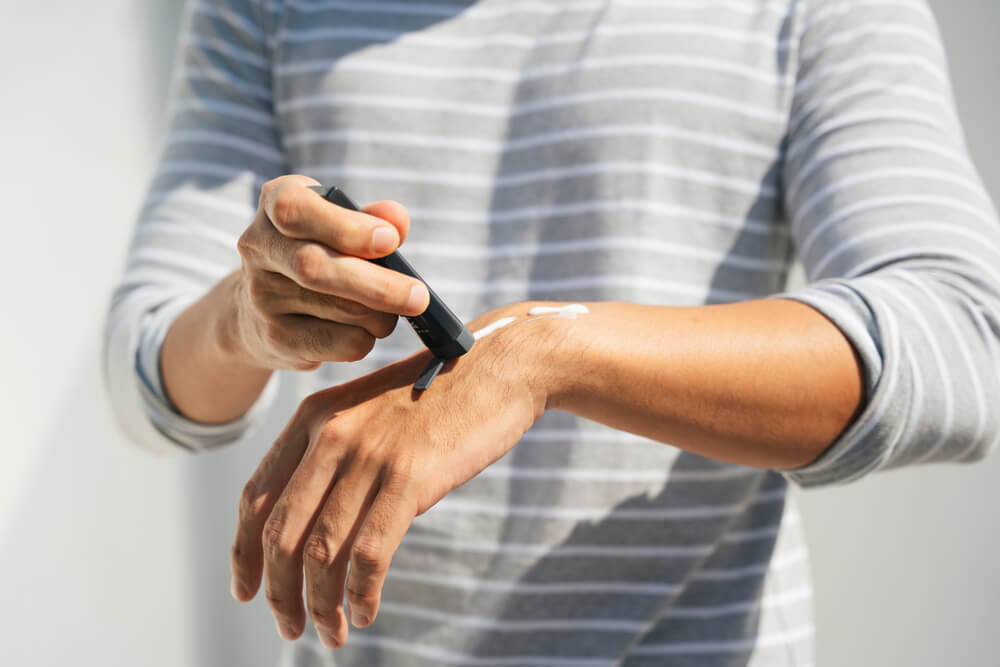 メンズも日傘で紫外線対策を！選び方や大切な肌を守る対策も紹介