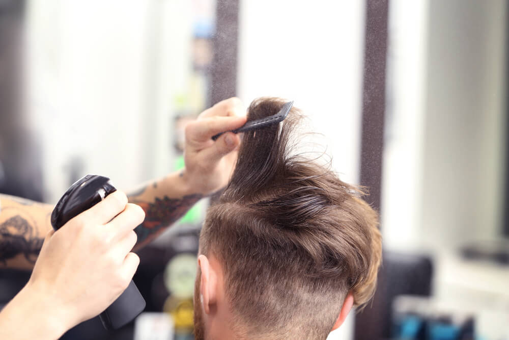 ワックス+αでさりげなくキマるスタリングを！ヘアスプレーの効果的な使い方