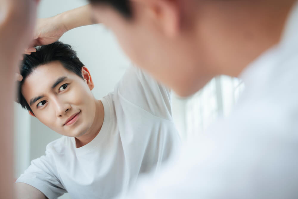 気になる頭皮のニオイをとるには？対策やニオイケアをして清潔感アップを目指そう