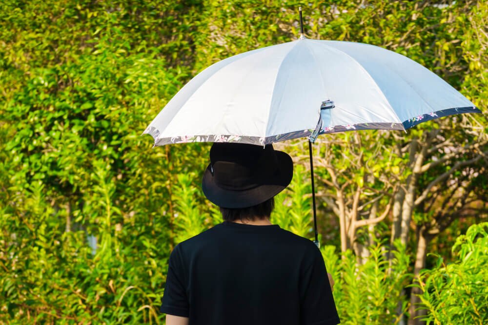 メンズも日傘で紫外線対策を！選び方や大切な肌を守る対策も紹介