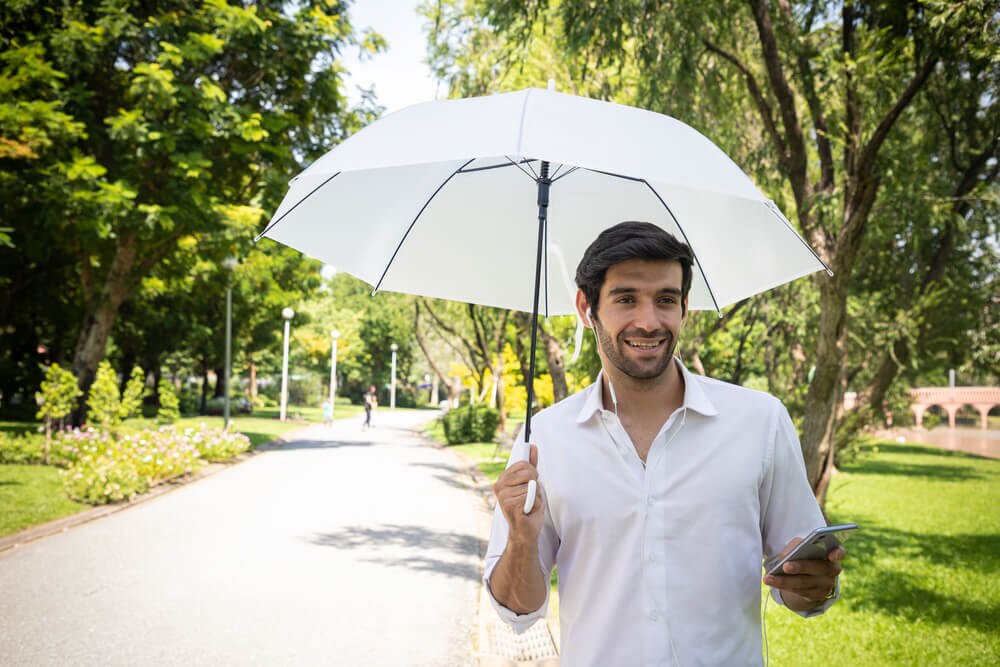 メンズも日傘で紫外線対策を！選び方や大切な肌を守る対策も紹介