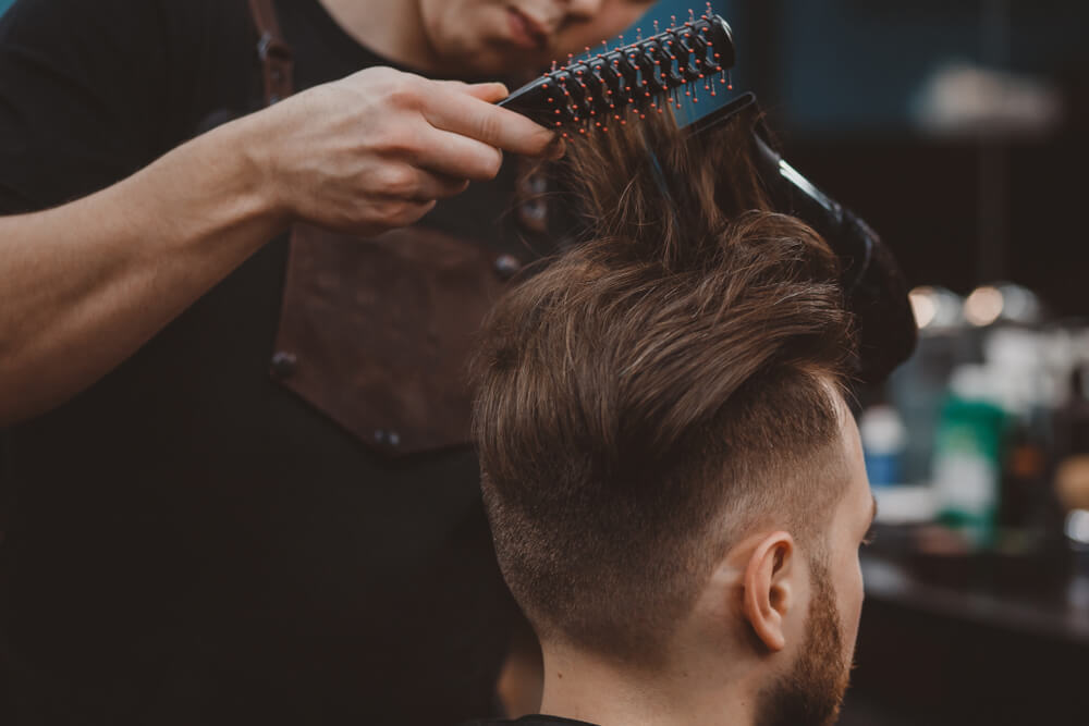 薄毛で悩むメンズ必見！美容室でおしゃれに変身しよう