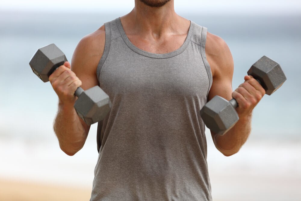 ダンベルの筋トレメニュー｜自宅でできる部位別のトレーニングを紹介