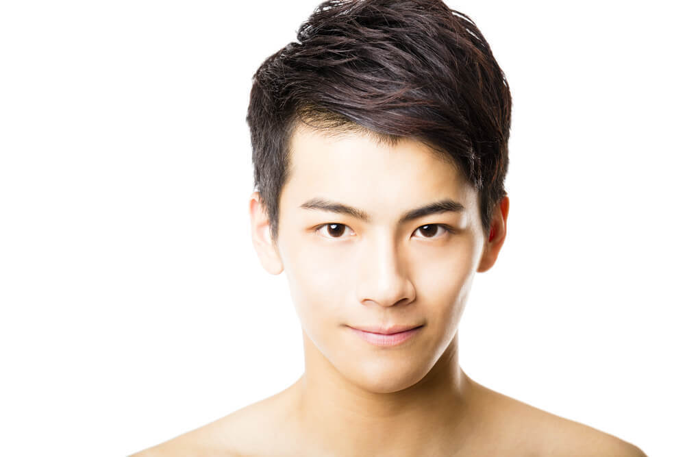 【ヘアメイク監修】眉毛を整えておしゃれなメンズに！セルフカットに必要な道具・整え方を解説