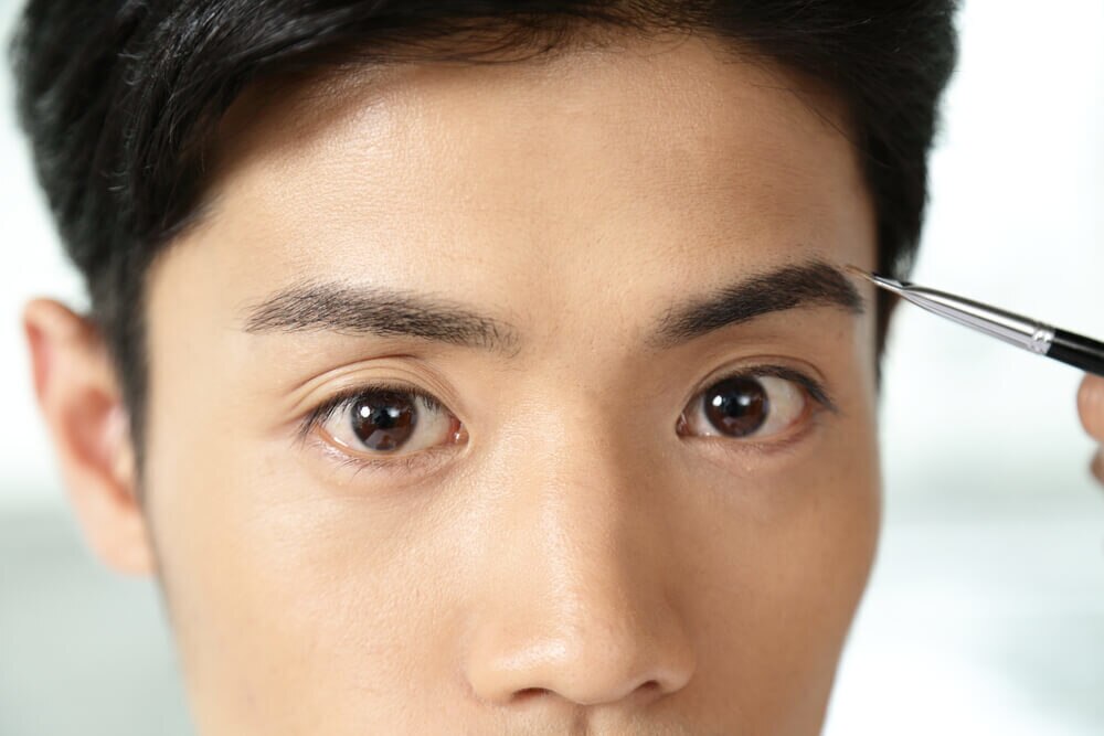 【ヘアメイク監修】眉毛を整えておしゃれなメンズに！セルフカットに必要な道具・整え方を解説