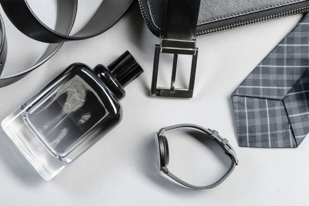 【医師監修】香水をつける正しい場所はどこ？初心者が押さえておきたい使い方を解説-メンズ編-