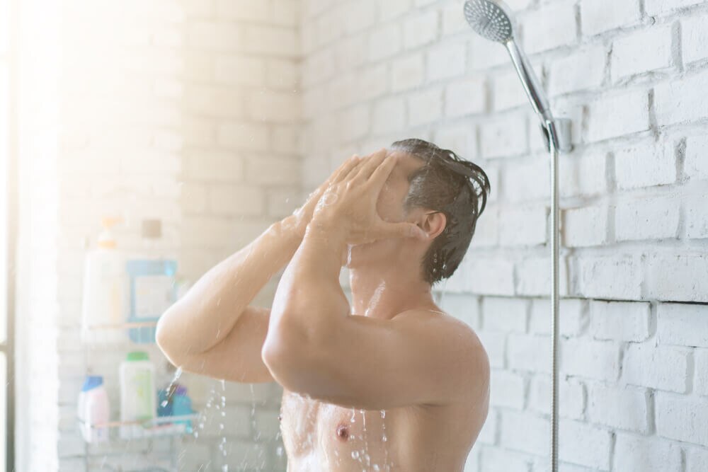 【医師監修】汗の臭いが気になる男性におすすめの対策｜体臭の原因やセルフチェック方法も紹介