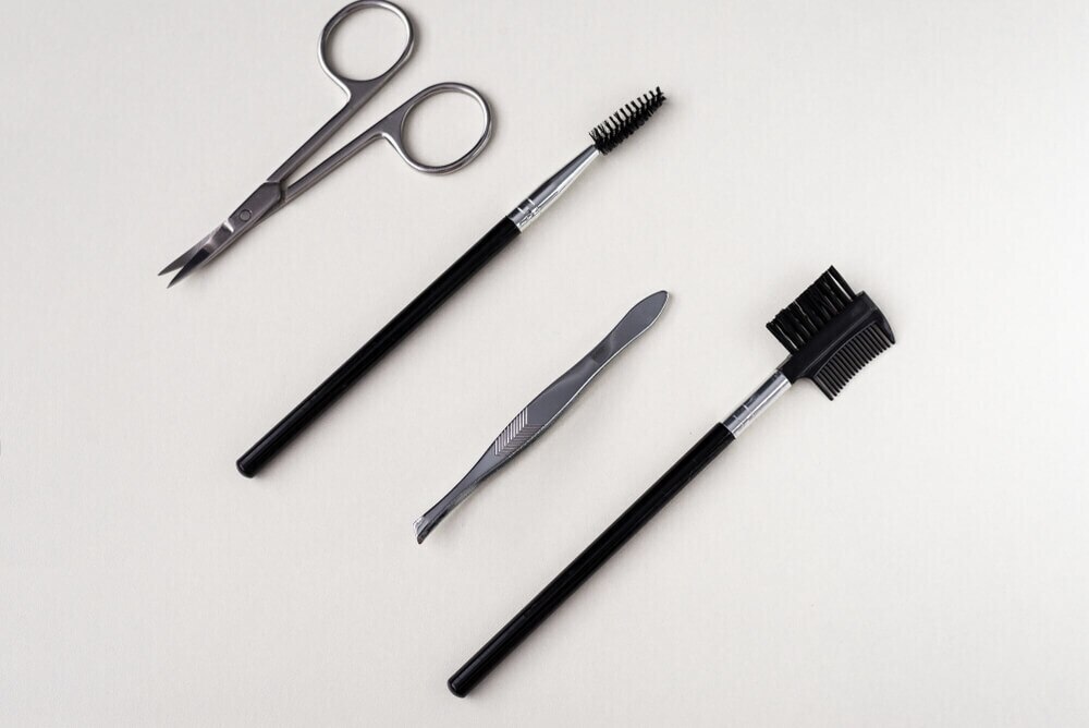 【ヘアメイク監修】眉毛を整えておしゃれなメンズに！セルフカットに必要な道具・整え方を解説