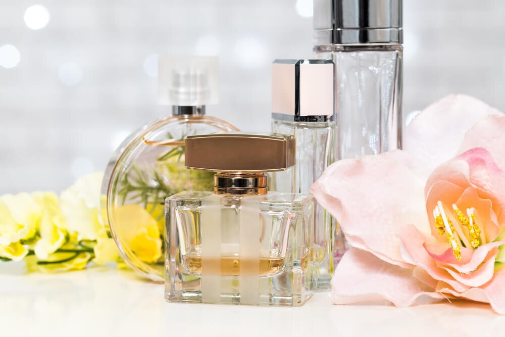 【医師監修】香水をつける正しい場所はどこ？初心者が押さえておきたい使い方を解説-メンズ編-