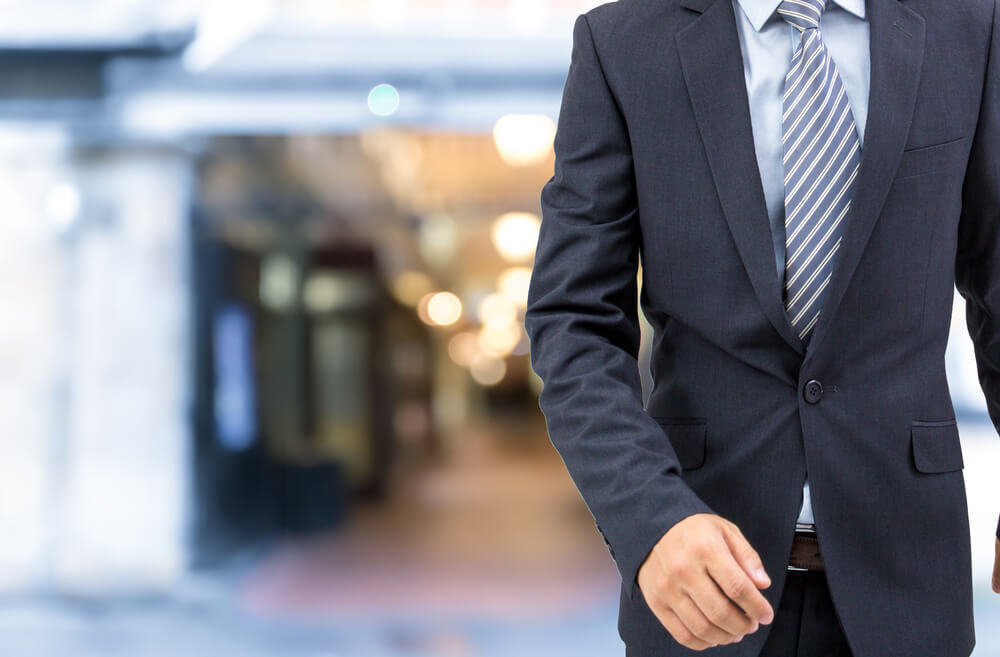 就活向けのスーツは色や柄選びが重要！服装以外にも気を遣うべきポイントを紹介