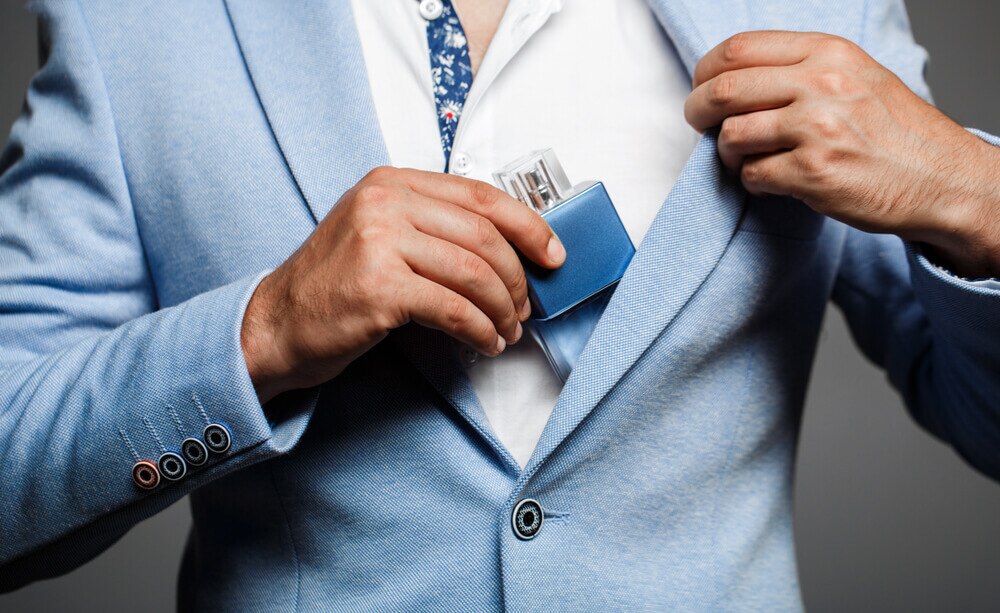 【医師監修】香水をつける正しい場所はどこ？初心者が押さえておきたい使い方を解説-メンズ編-