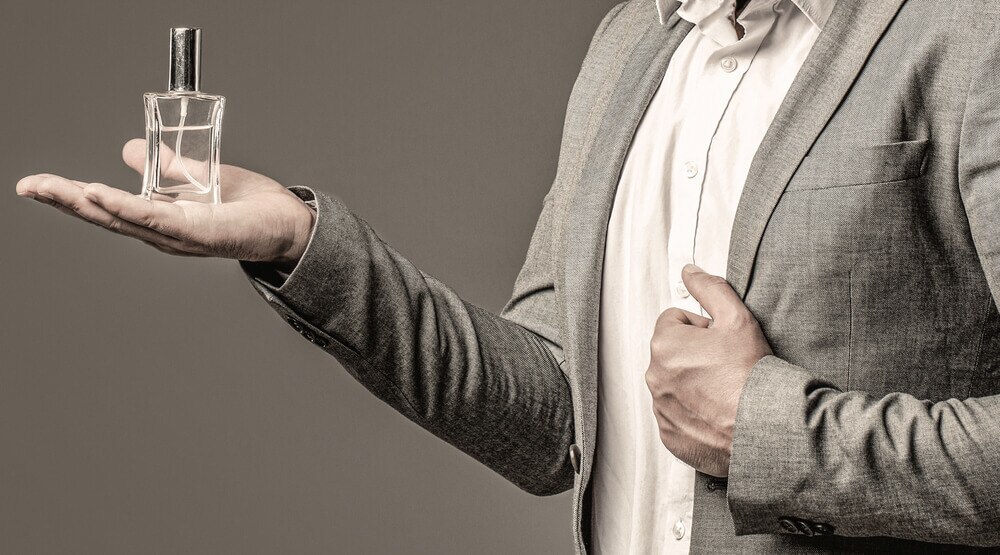 【医師監修】香水をつける正しい場所はどこ？初心者が押さえておきたい使い方を解説-メンズ編-