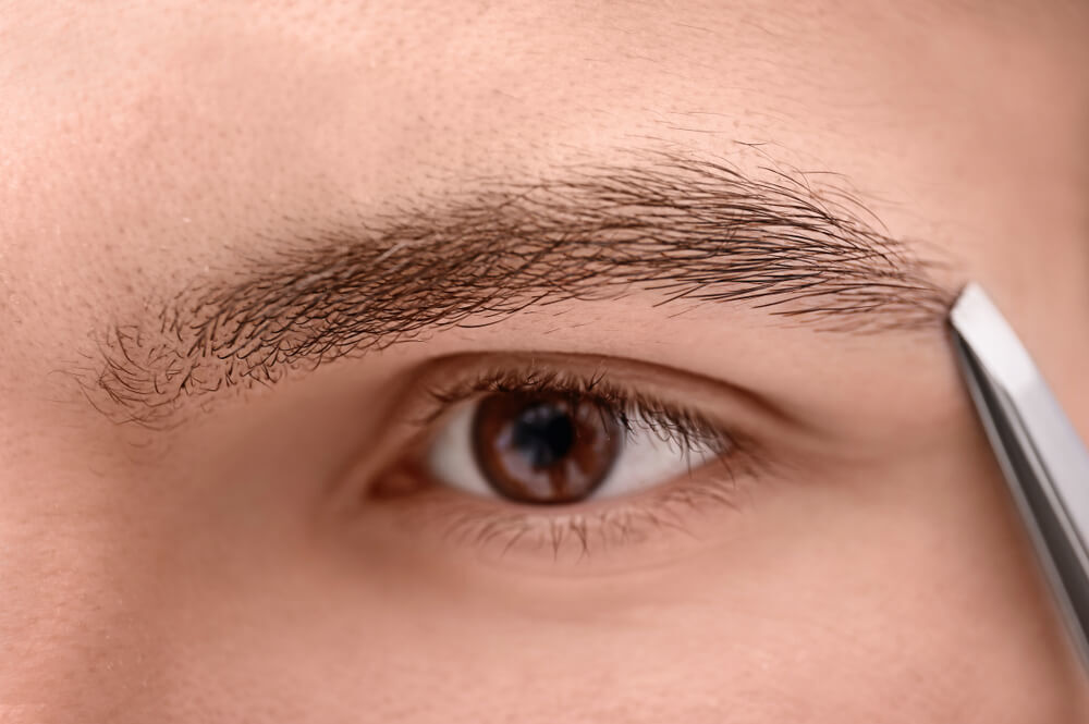 【ヘアメイク監修】眉毛を整えておしゃれなメンズに！セルフカットに必要な道具・整え方を解説