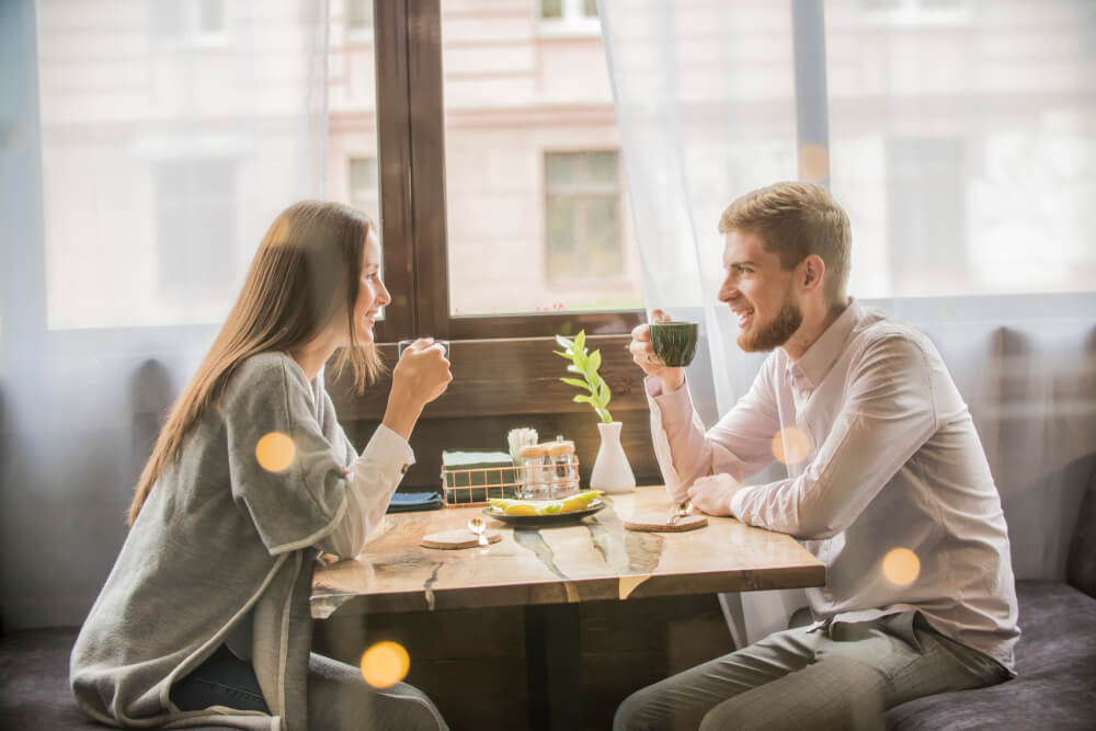沈黙は避けたい…好きな人とのデート中に盛り上がる話題とは？