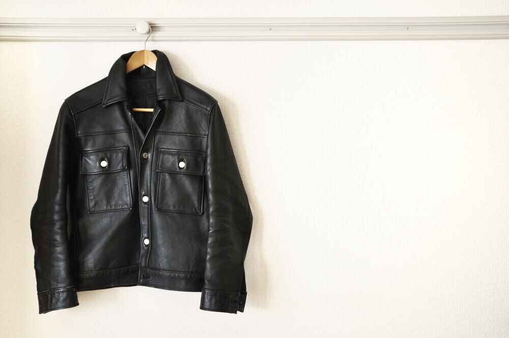 レザーコートで大人のメンズコーデに！選び方やおしゃれな着こなし方