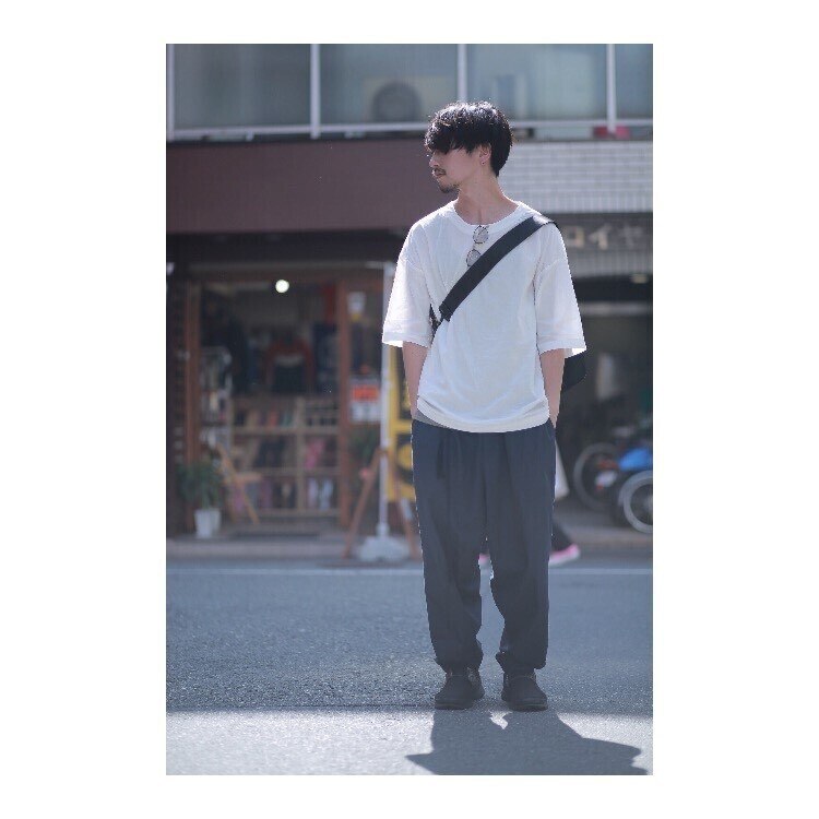 白Tシャツを自分らしく着るには？おしゃれメンズの着こなしコーデ