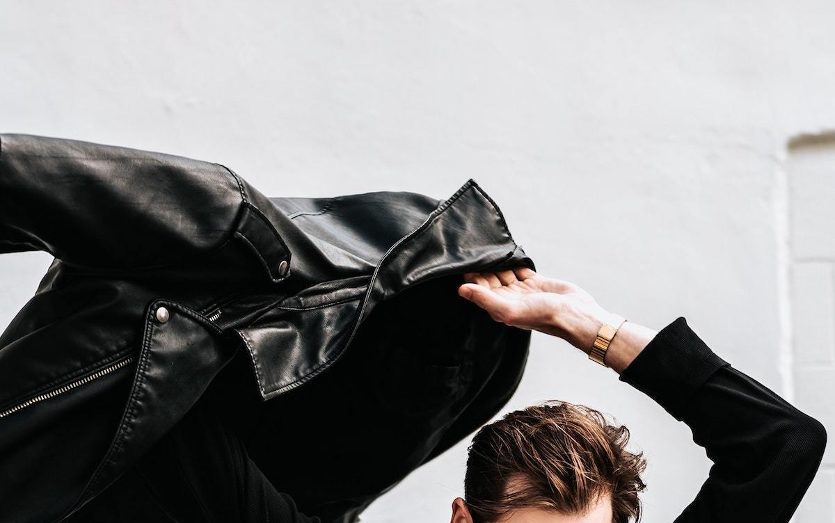 レザーコートで大人のメンズコーデに！選び方やおしゃれな着こなし方
