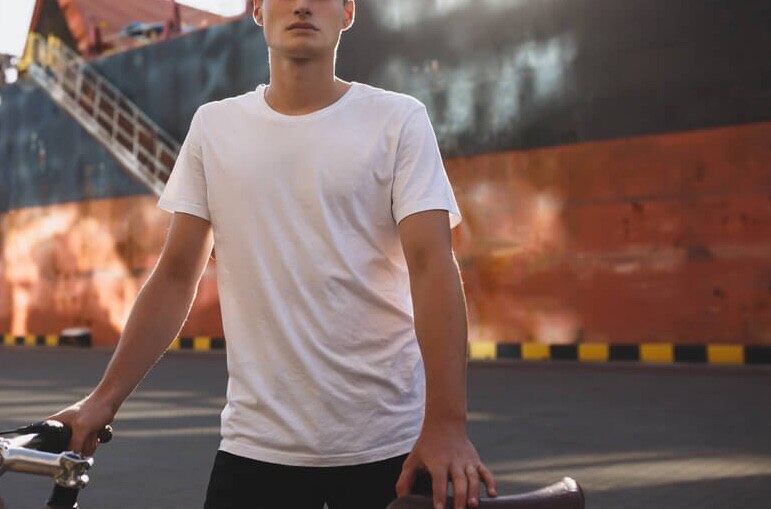 白Tシャツを自分らしく着るには？おしゃれメンズの着こなしコーデ