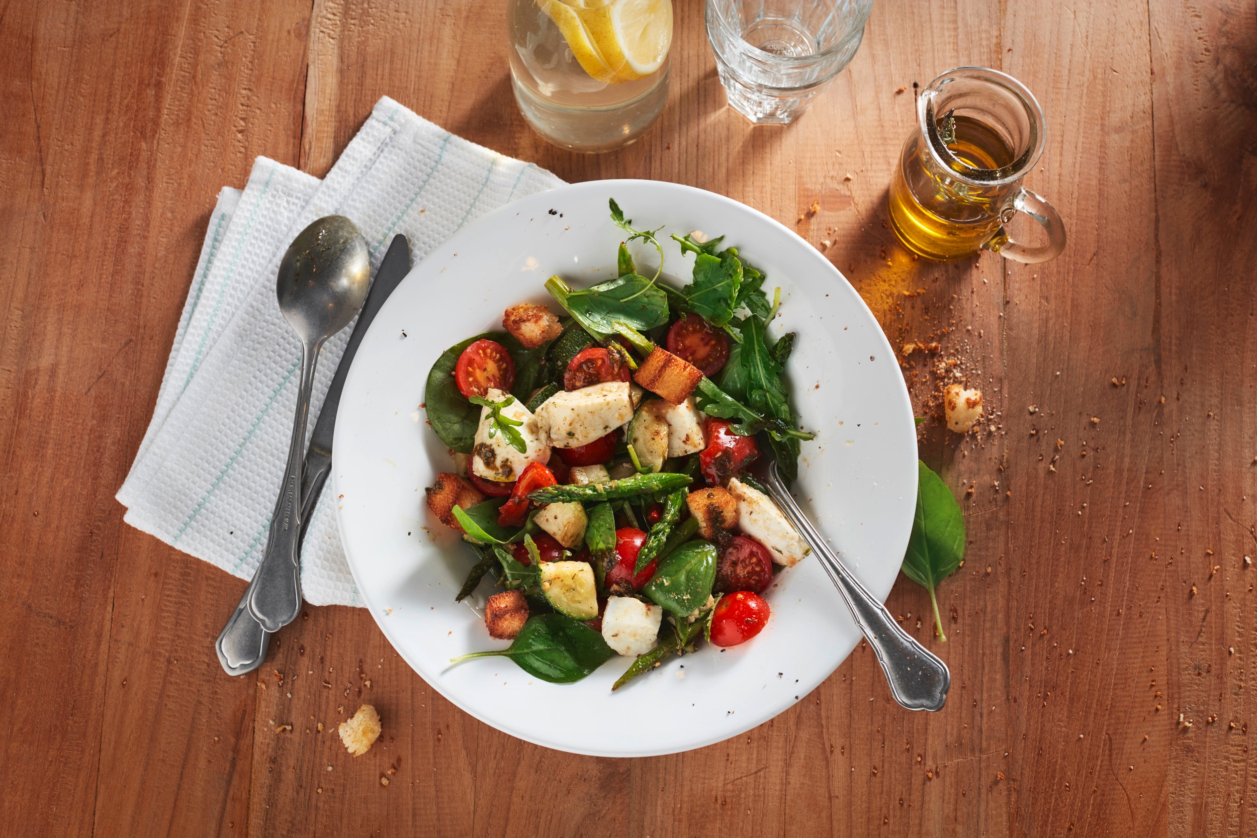 Salat aus Feldsalat, grünem Spargel, Büffelmozzarella und Tomaten