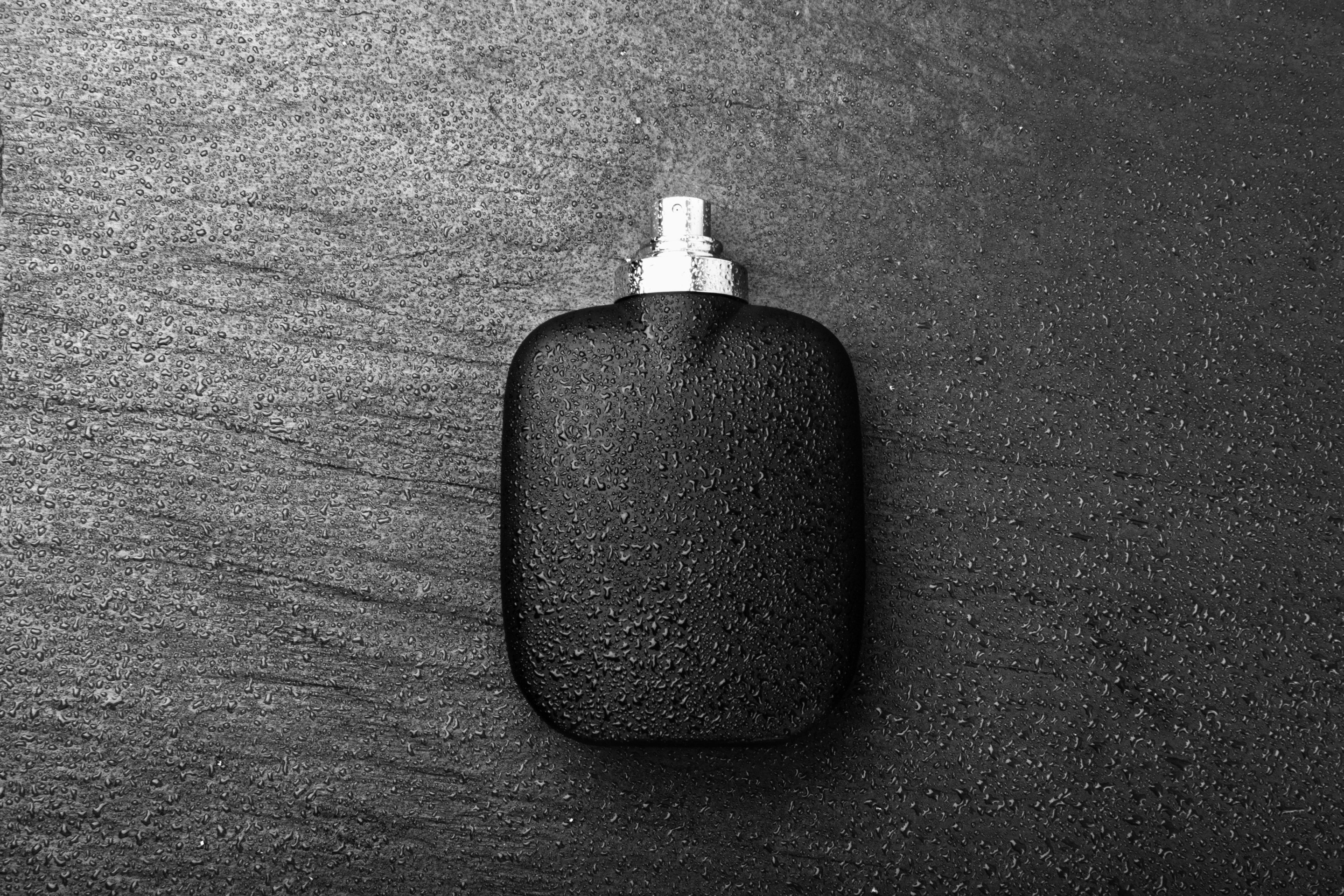 botol parfum berwarna hitam