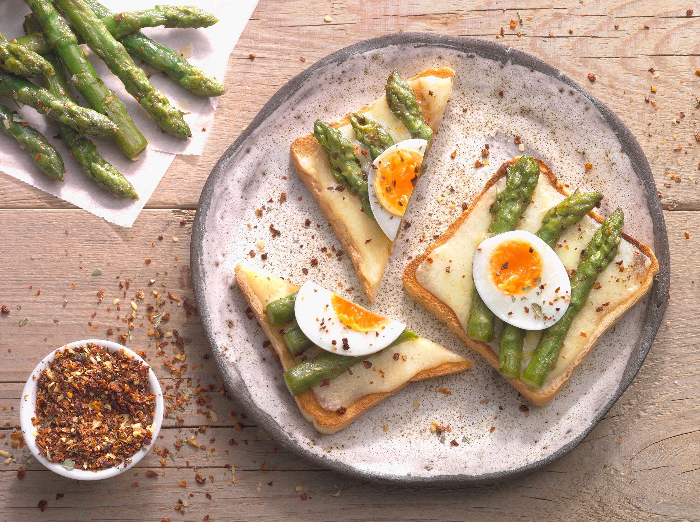 Spargel-Käse-Toast mit Ei