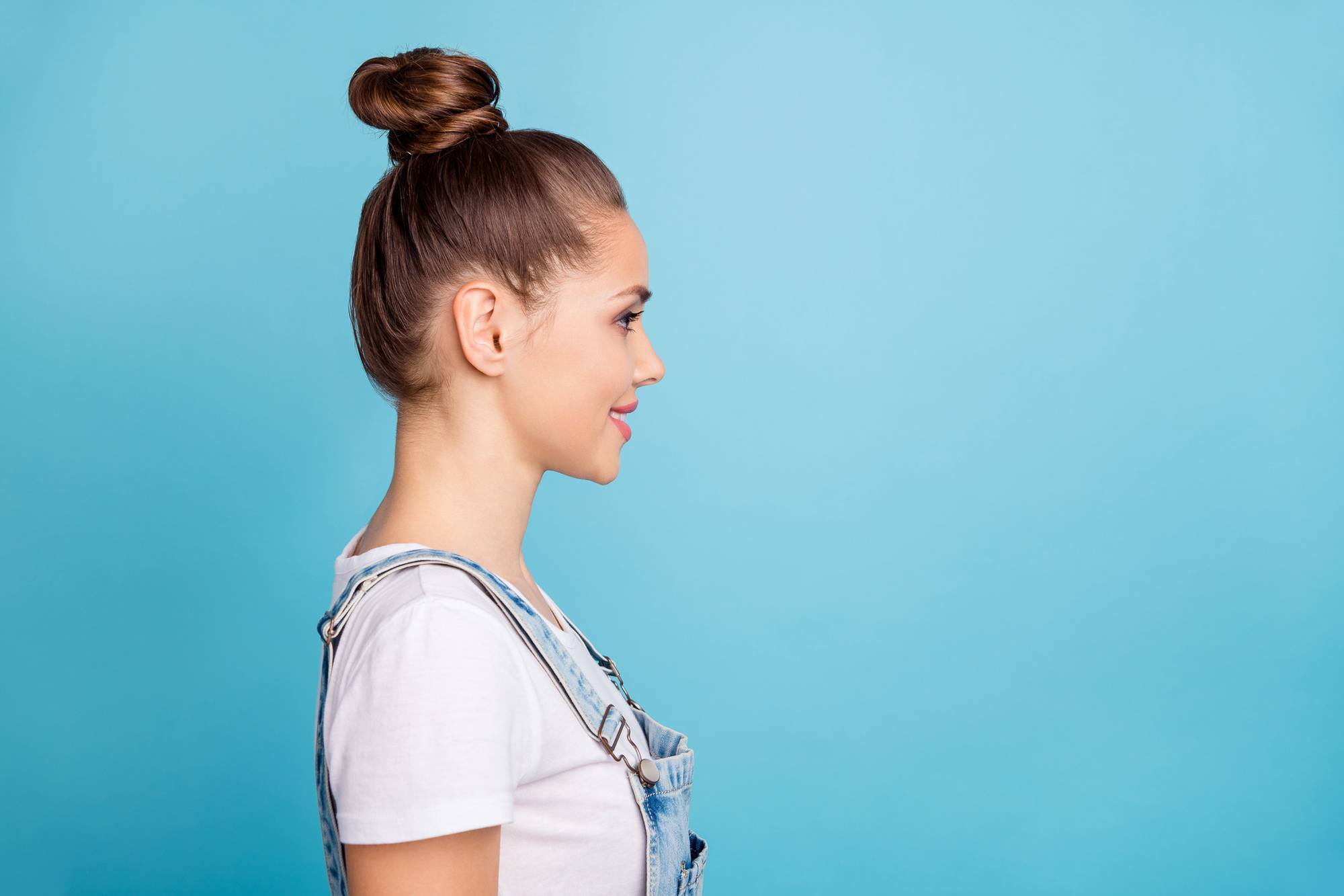 lady with a ballerina bun high sleek bun brown greasy hair