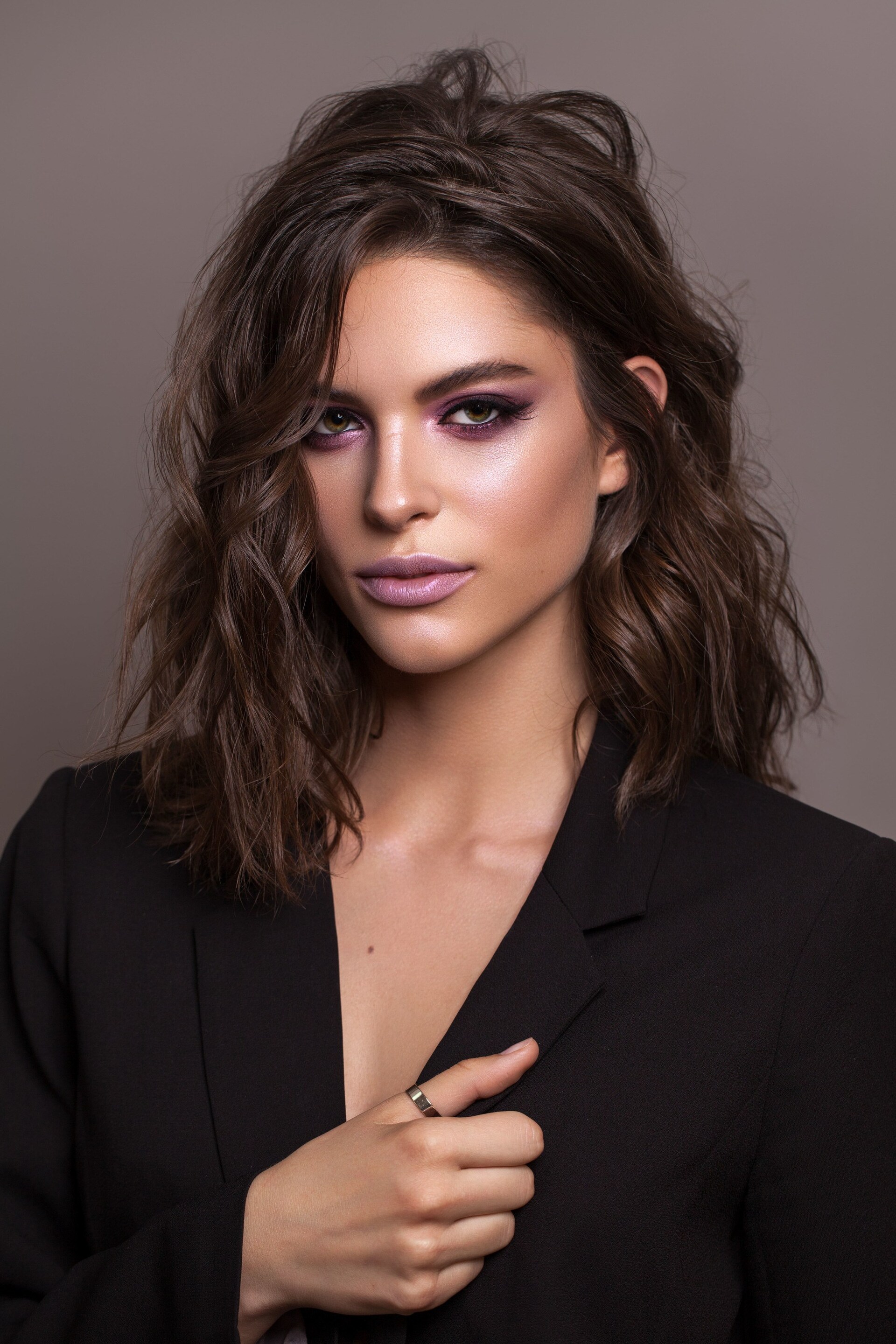 styling products: woman with shoulder length wavy brown texturised hair