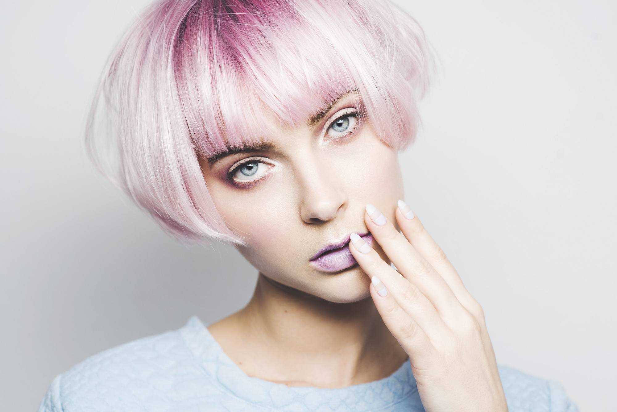 woman with angles bob hairstyle pink and white hair