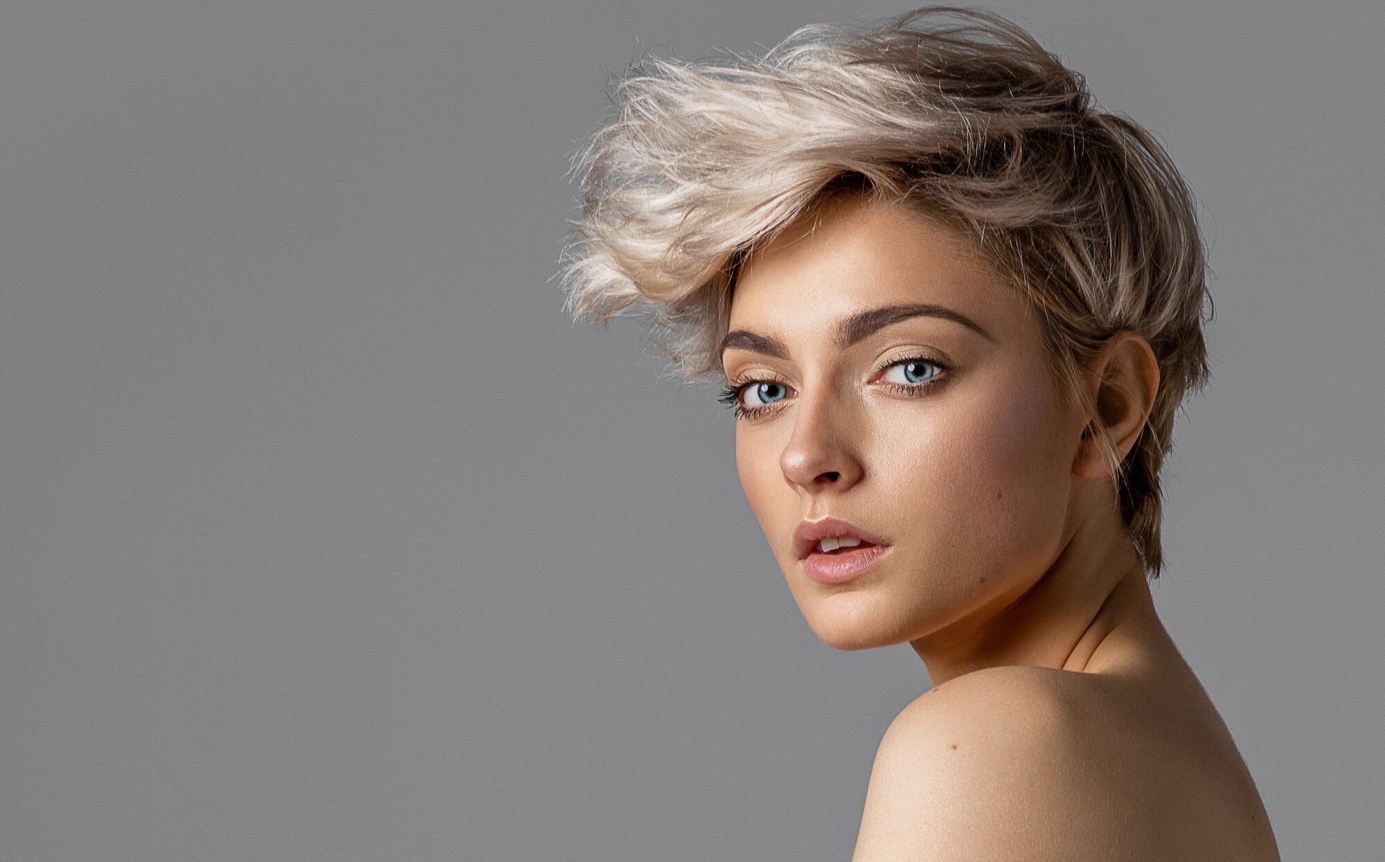 Hairstyles for round faces: tapered pixie cut