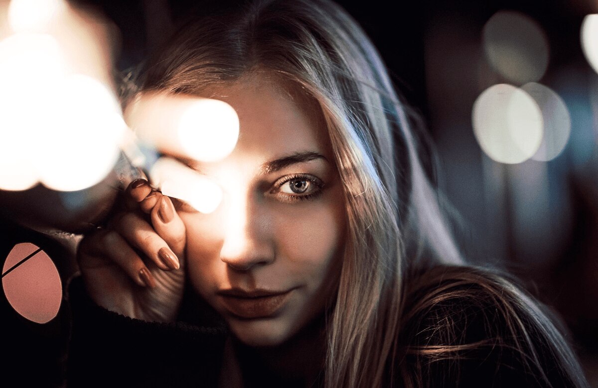 girl with 90s style blonde highlights on caramel brown hair