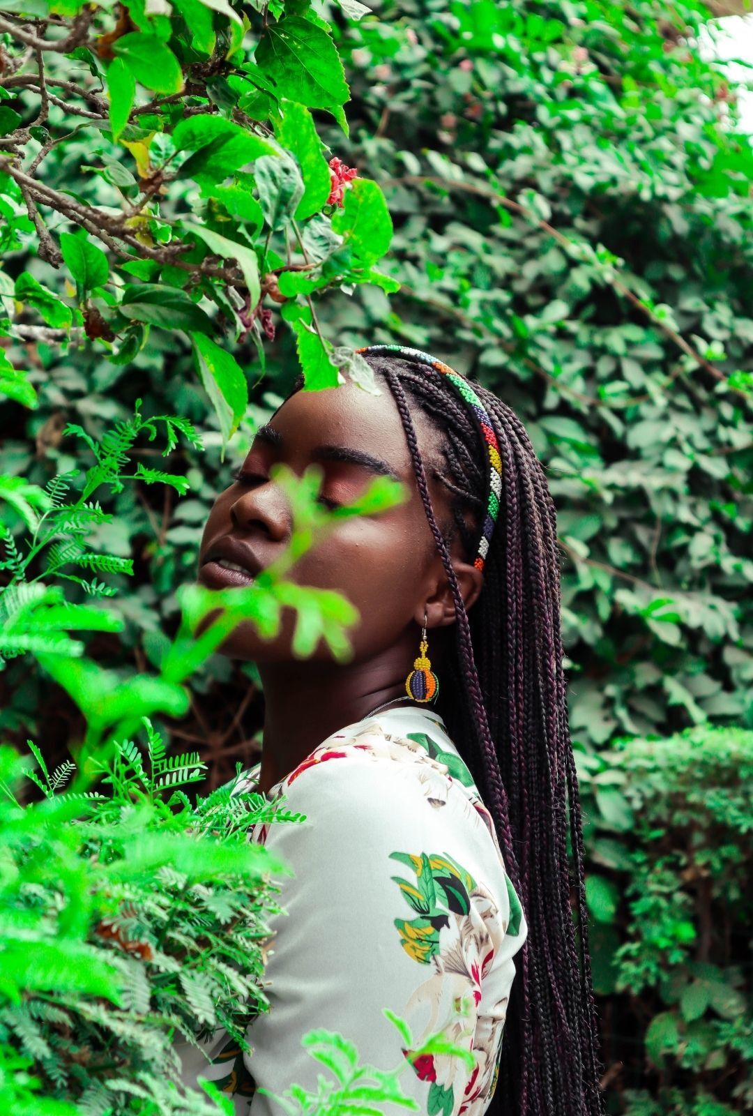 spring-worthy hairstyles: woman with micro braids hairstyle