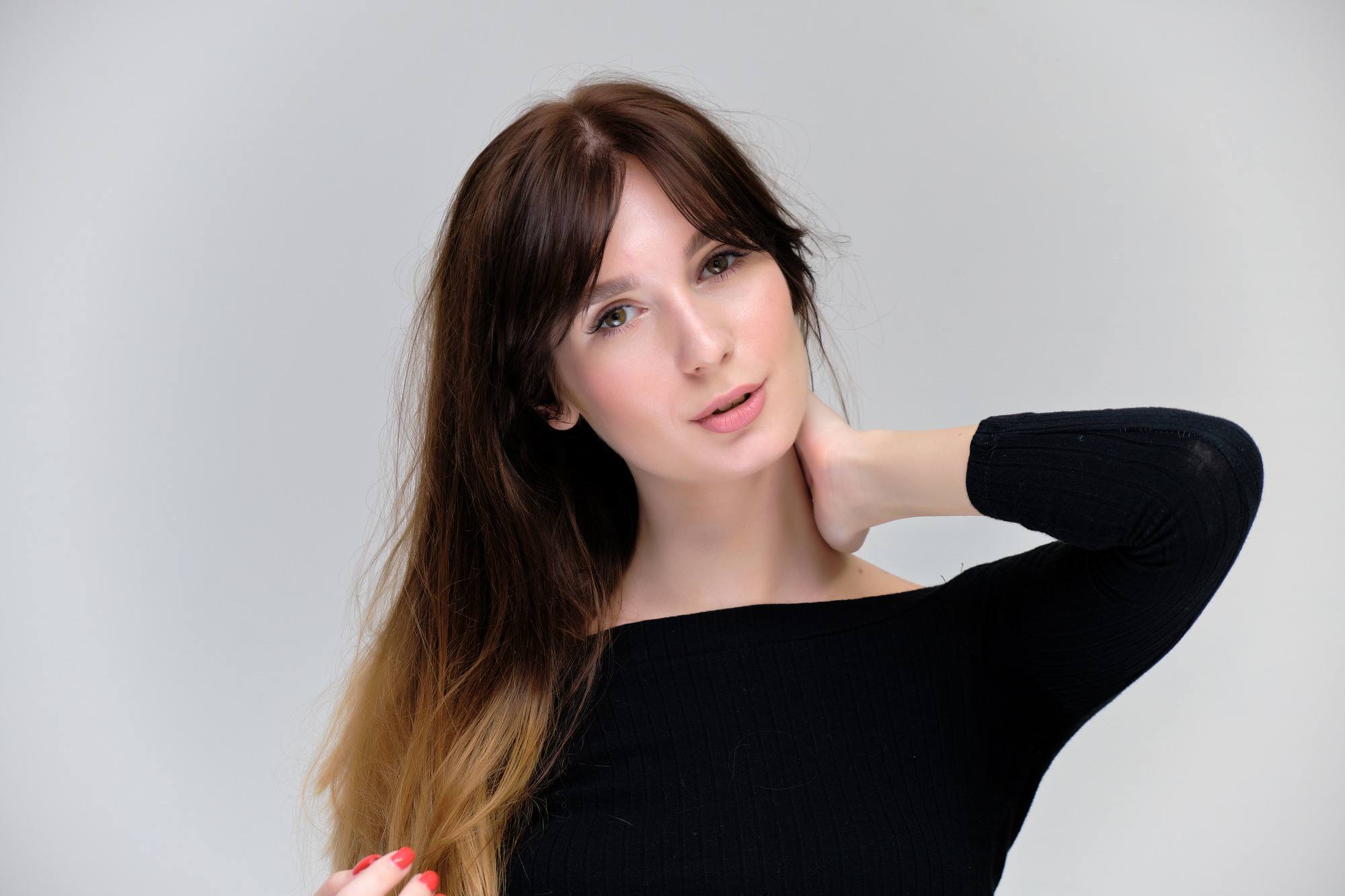 Hairstyle for round faces: Waves with split fringe