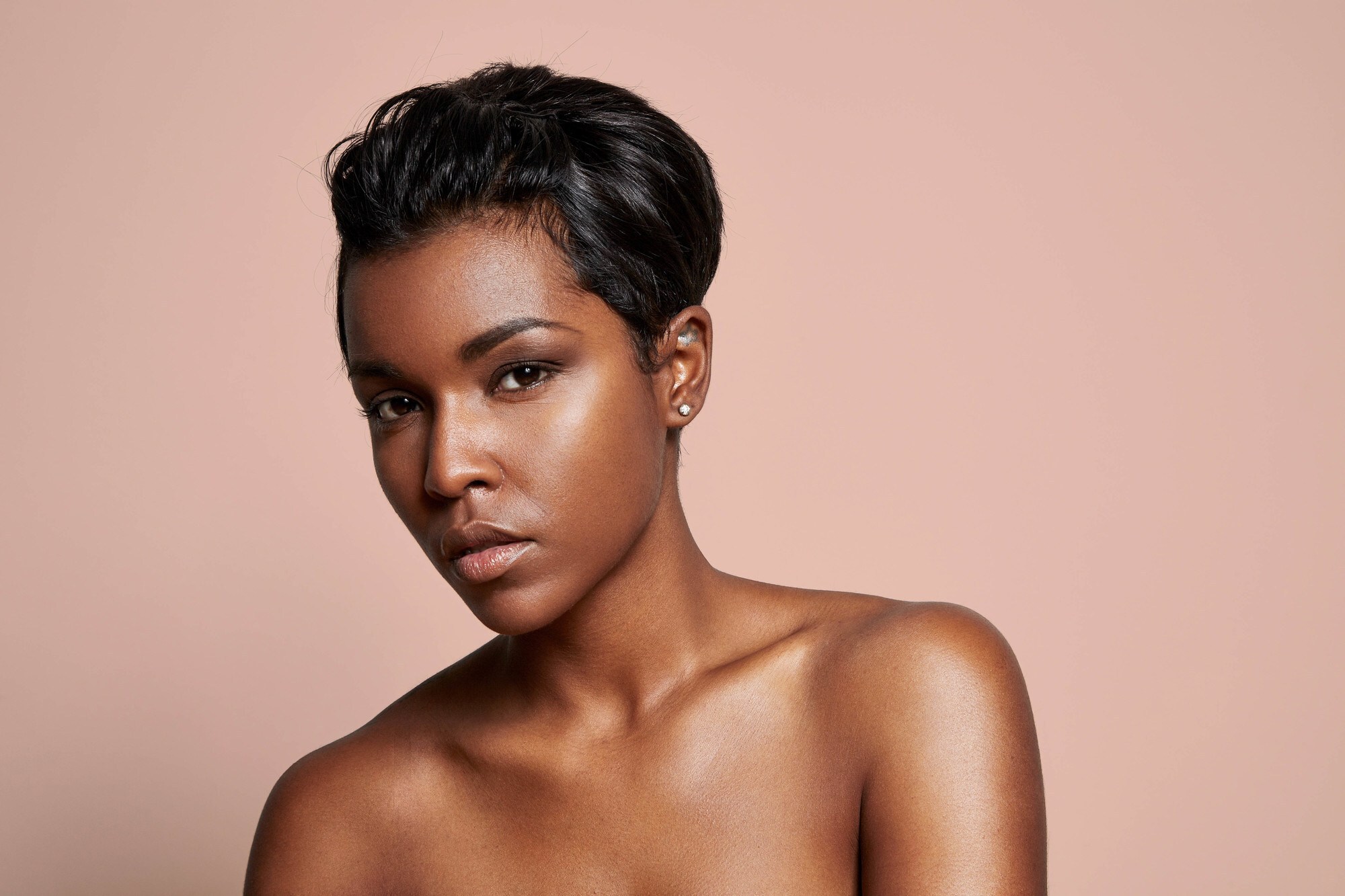 Woman with a short and sleek wedding hairstyle