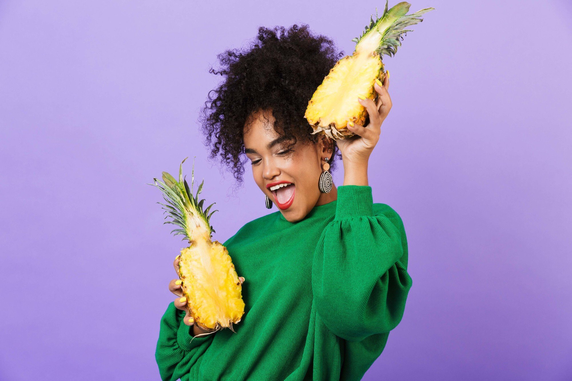 Quick hairstyles: Woman wearing a curly pineapple hairstyle