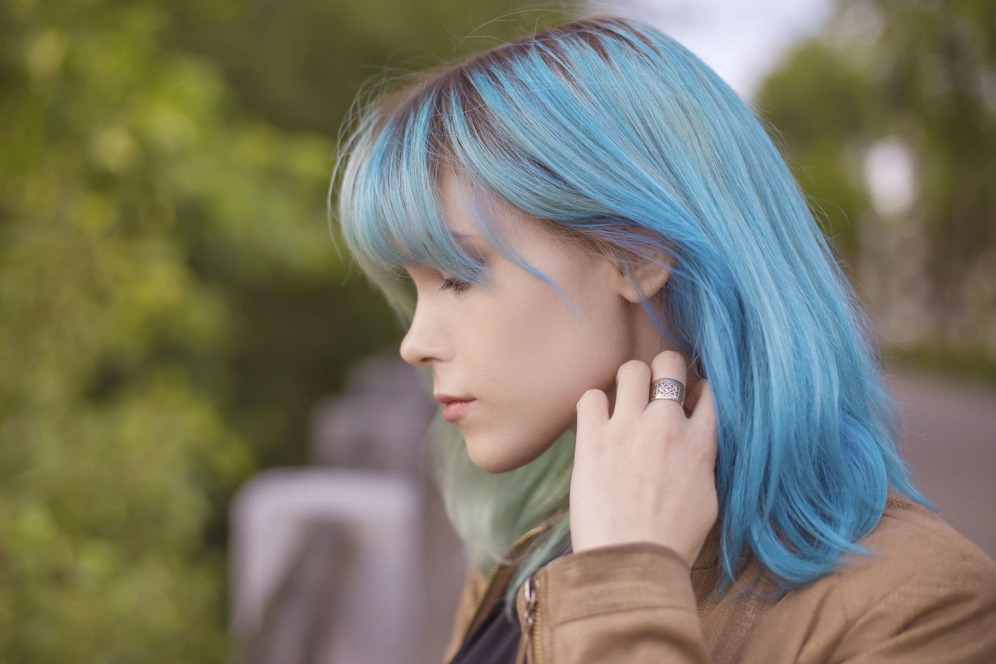 woman with bright blue aqua hair short hair bob