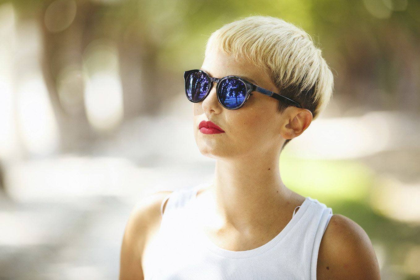 very short hairstyles: woman with a blonde bowl cut