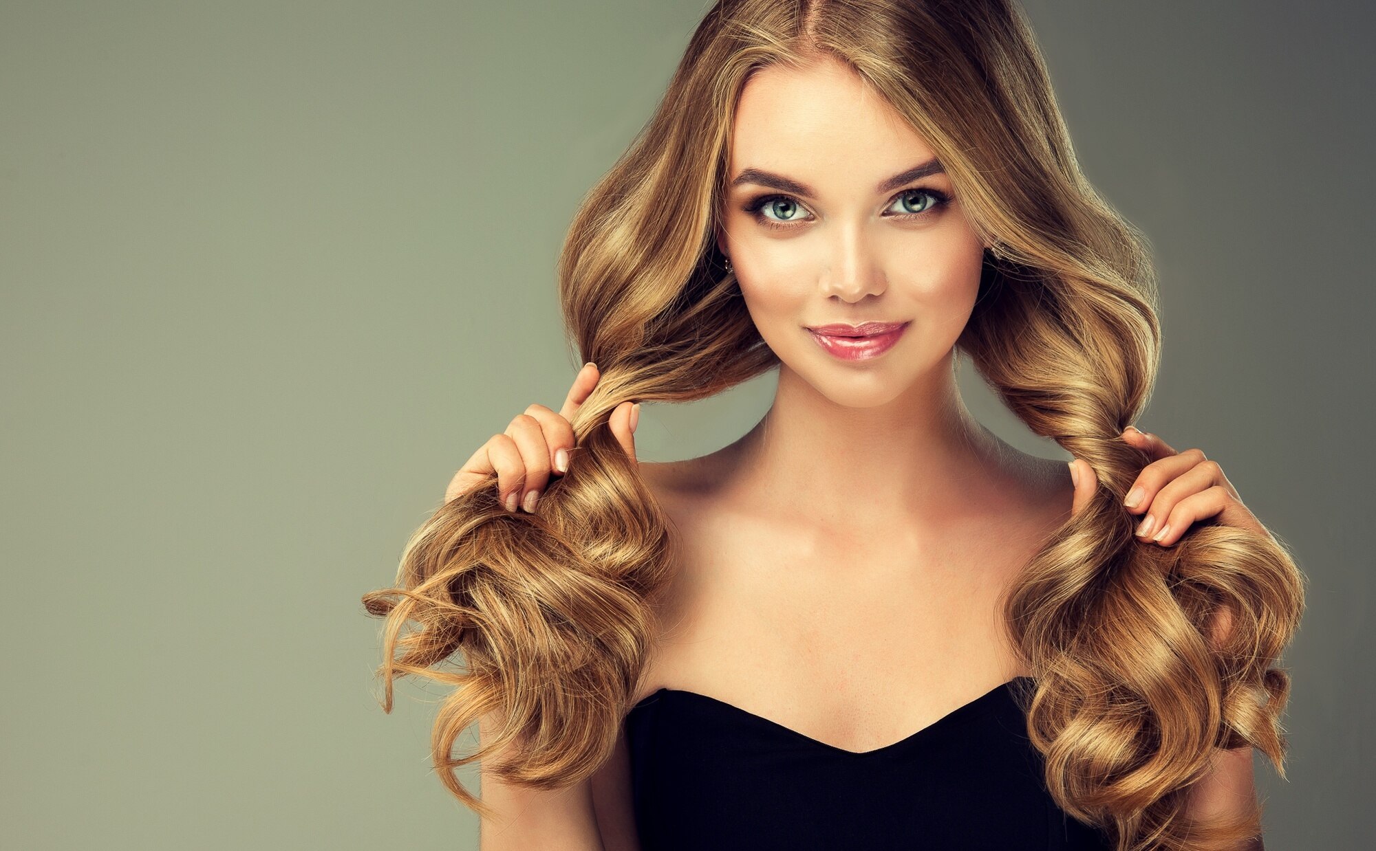 Long hair: Curled Middle Part