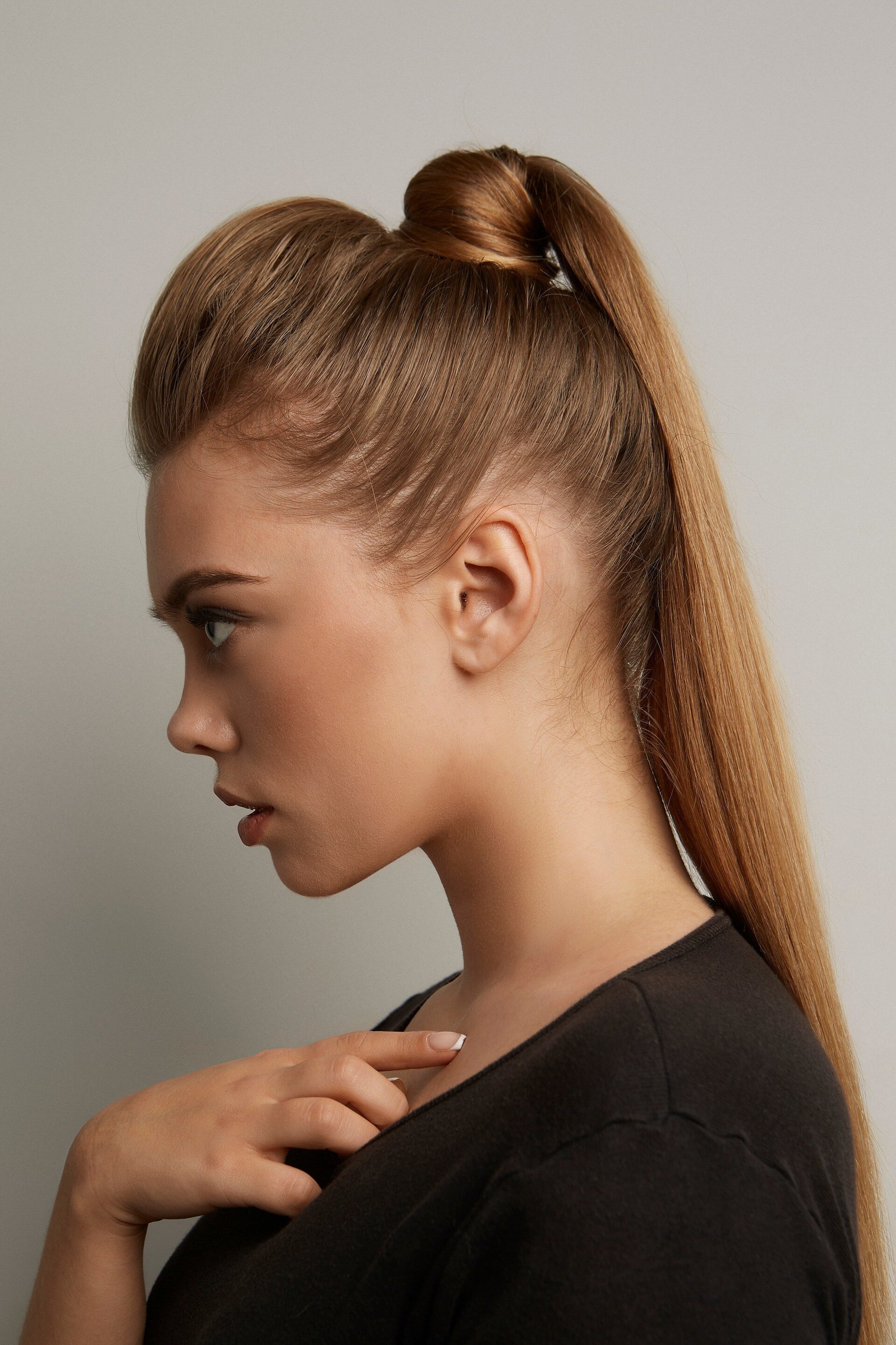woman with a high ponytail hairstyle dark blonde video calls hairstyles