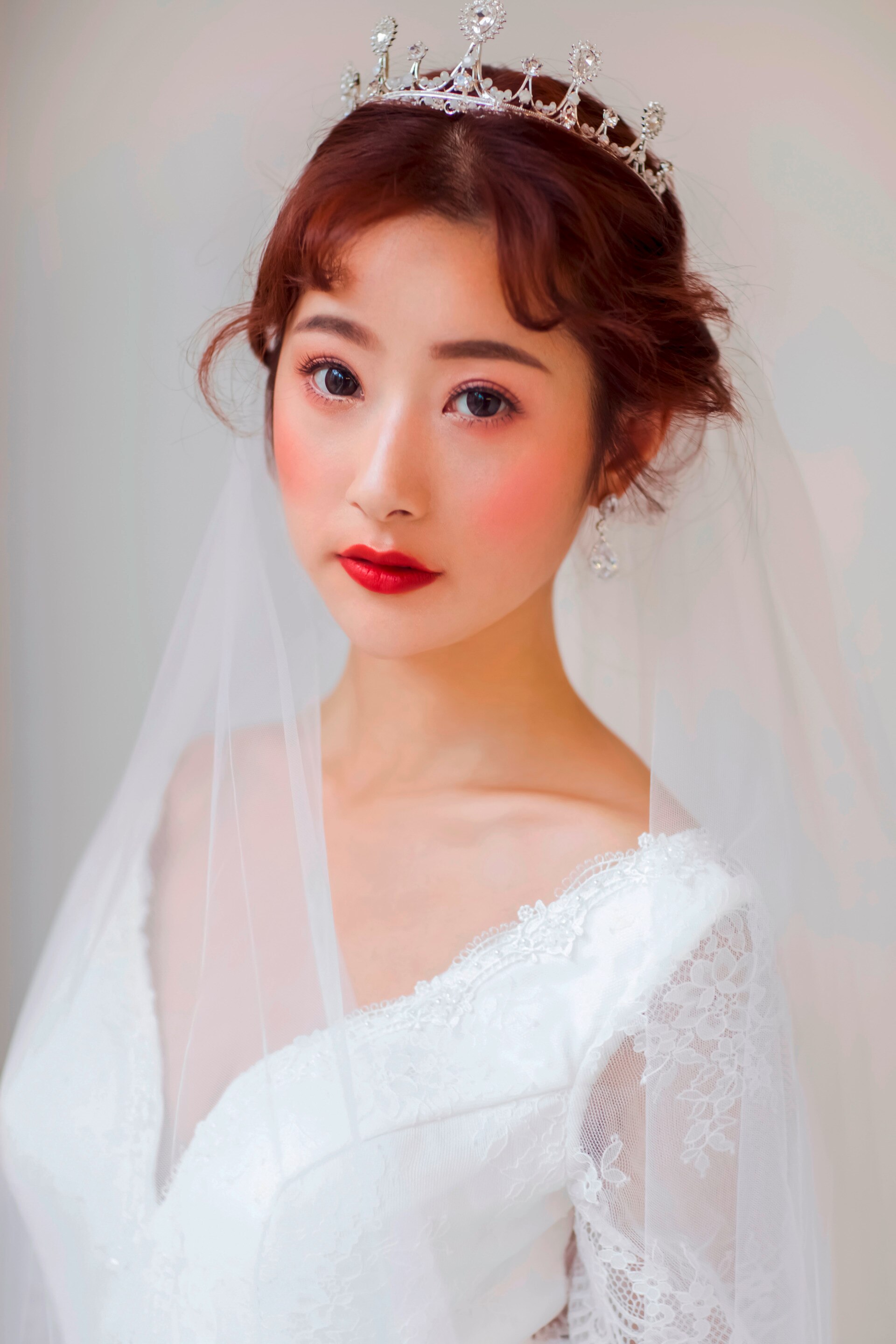 เจ้าสาว ผมยาว ผิวขาวเหลือง สีผมน้ำตาล  เฉดสีชานม โคนผมน้ำตาลทอง