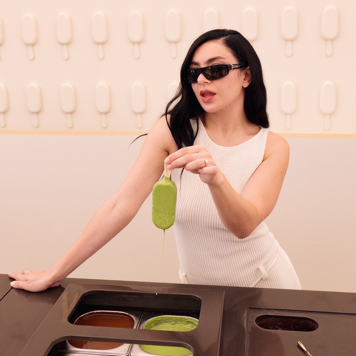 Charli XCX poseert en kondigt haar samenwerking met Magnum ijs aan.