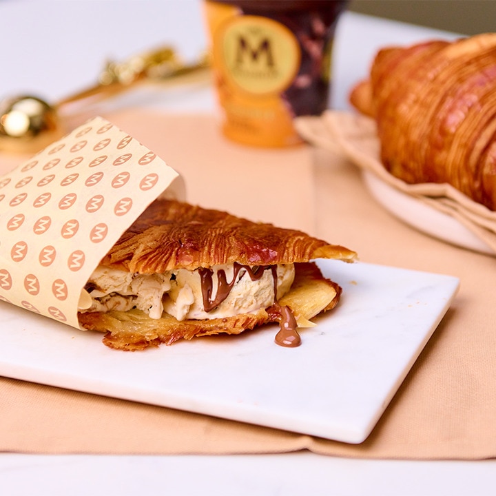 Een heerlijke croissant met ijsvulling van The Magnum Bakery in Cannes