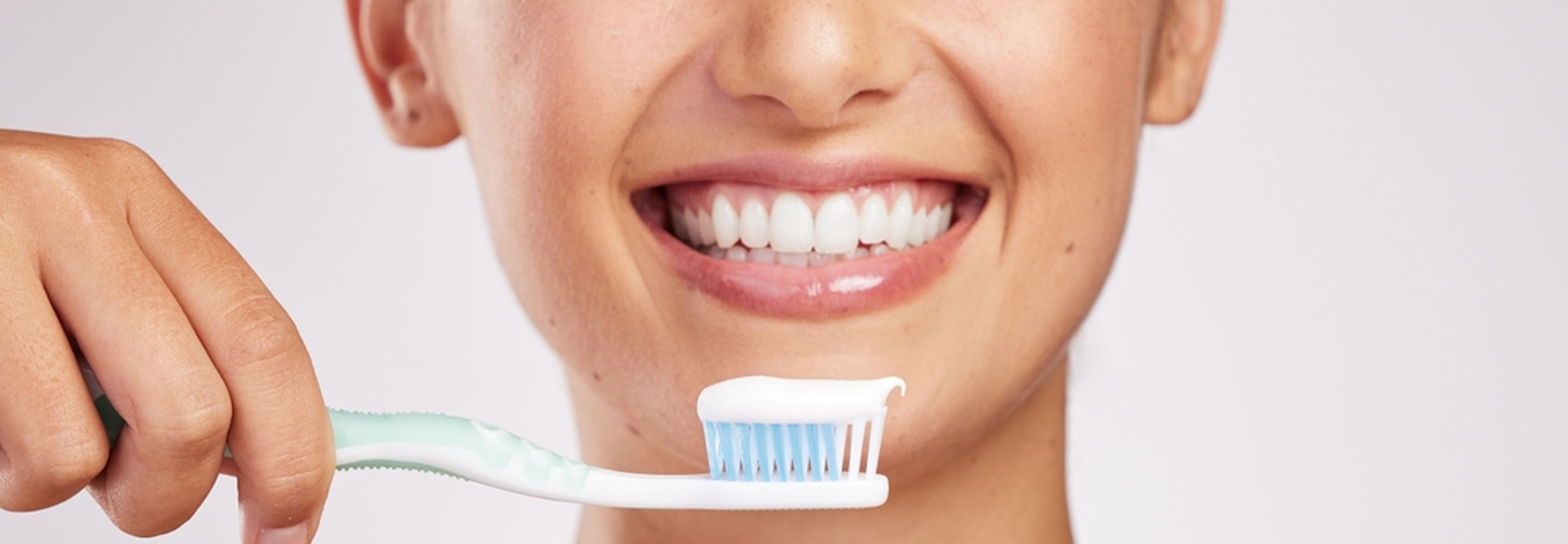 cara memutihkan gigi secara alami