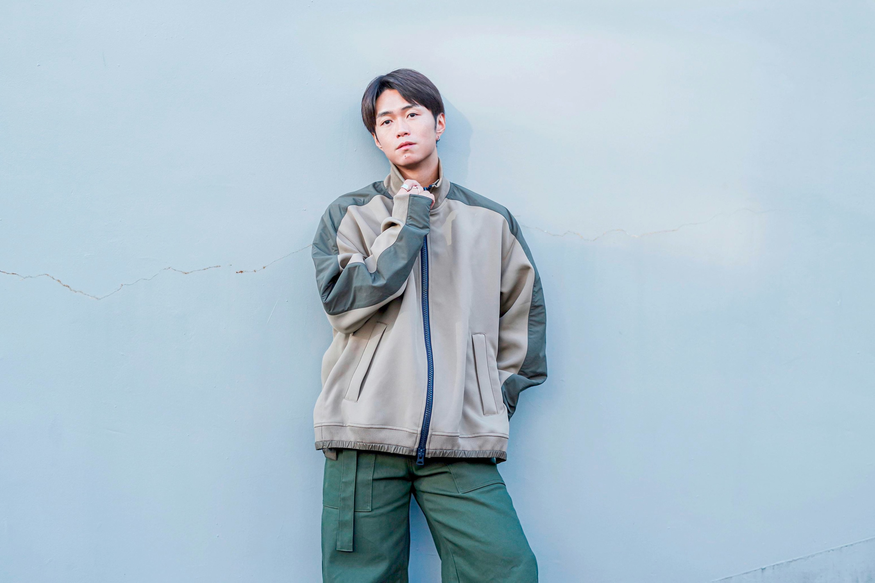 pria dengan jaket tracket