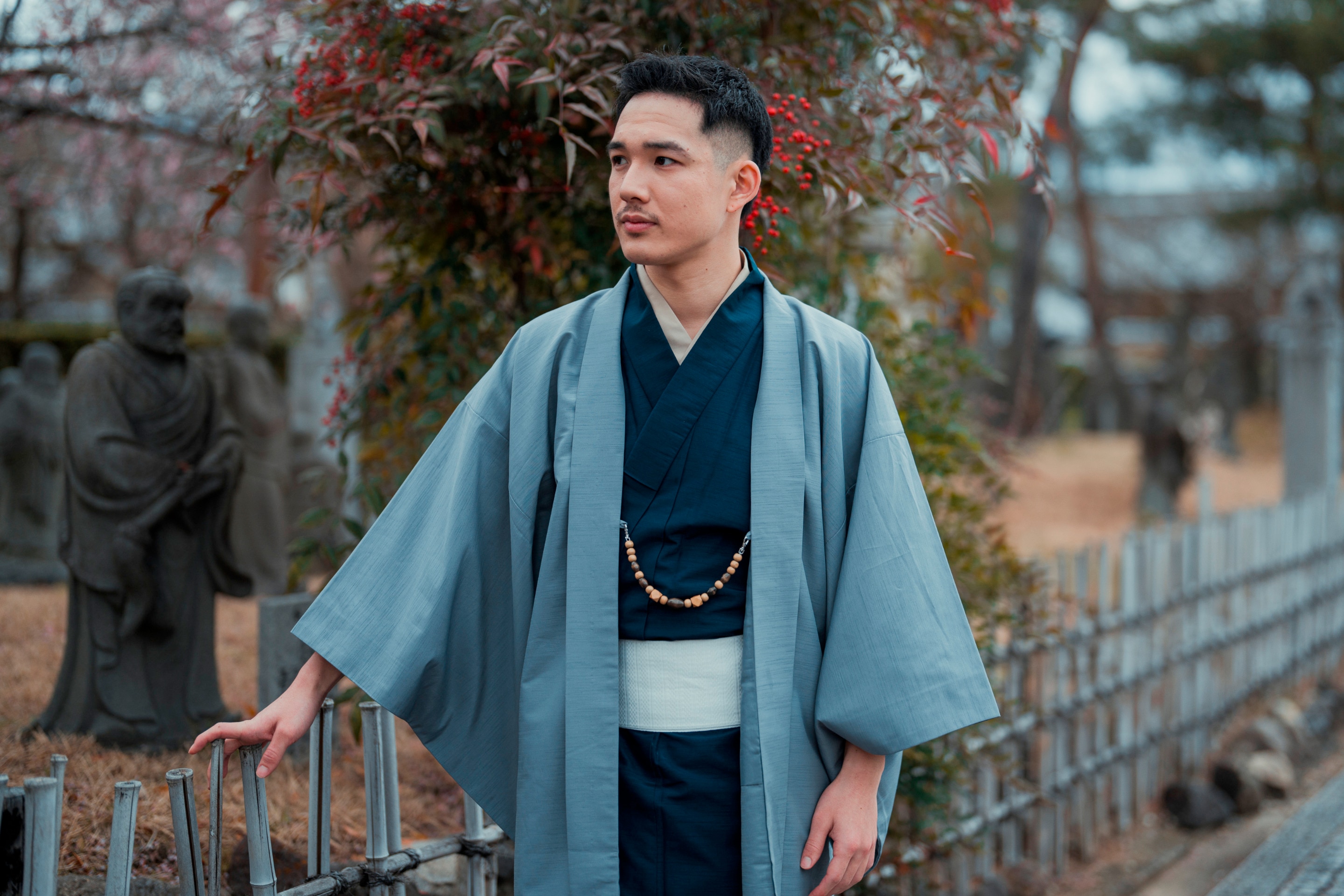 pria dengan jaket kimono